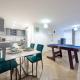 Luxury Nostalgic City Centre Stay with Pool Table, Netflix, Sofa bed, Sleeps 6, Nostalgia Stays