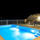 Magnifica Holiday Home with Jacuzzi hot tub and pool