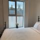 Central, modern and peaceful, lovely Cathedral views, two-bed apartment with 40" smart TV & free onsite parking Lincoln - Photo 1