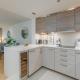 Starhost Residences - Spacious 1-bedroom Apartment with Balcony, Лондон - Фото 10