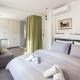 ROKOS SUPERIOR DOWNTOWN ROOMS - comfortable rooms with private bathrooms - perfect location for exploring Diocletian's Palace and the gastronomy of Split within walking distance, Spalato (Split) - Foto 3