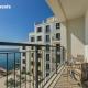 HiGuests - Elegant 1BR Retreat with Sea View in La Rive, Дубай - Фото 5
