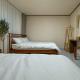 8-capacity # 3 rooms # 4 queen beds # 10 minutes on foot from Busan Station # Wood tone # Emotional interior # Netflix - Foto 10