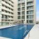 Chic Dubai Studio with Balcony, Pool, Gym, Free Parking Near Expo Metro, Dubaï - Photo 2