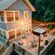 Hygge Blue Chalet - Close to all attractions - XL Hot Tub