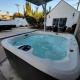 Spacious 5BR Private Home 5 minutes to Rodeo Drive with Hot Tub Spacious Backyard Parking, Los Angeles - Zdjęcie 3