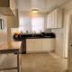 Spacious 5BR Private Home 5 minutes to Rodeo Drive with Hot Tub Spacious Backyard Parking, Los Angeles - Zdjęcie 7
