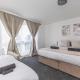 Arte Stays Serviced Houses Stratford - 3 Bedrooms 2 Bathrooms Houses London, Stratford, Maryland, Free Parking, Garden, Weekly or Monthly Stays - up to 8 guests, Londyn (zdjęcie 2)