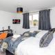 Greenwood by Alt-Stay - 4 Bed Contractor and Relocation Accommodation Wakefield with Master Ensuite, TVs in Bedrooms, Parking, Garden, Open Plan Kitchen Diner and Wi Fi - Long Stay ready with Weekly and Monthly Rates, Oakenshaw (fotografie 8)