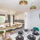 Greenwood by Alt-Stay - 4 Bed Contractor and Relocation Accommodation Wakefield with Master Ensuite, TVs in Bedrooms, Parking, Garden, Open Plan Kitchen Diner and Wi Fi - Long Stay ready with Weekly and Monthly Rates, Oakenshaw (fotografie 3)
