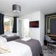 Greenwood by Alt-Stay - 4 Bed Contractor and Relocation Accommodation Wakefield with Master Ensuite, TVs in Bedrooms, Parking, Garden, Open Plan Kitchen Diner and Wi Fi - Long Stay ready with Weekly and Monthly Rates, Oakenshaw (fotografie 2)
