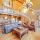 Deck & Mtn Views! Luxe Log Cabin in Waynesville, Waynesville (photo 6)