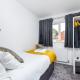 Greenwood by Alt-Stay - 4 Bed Contractor and Relocation Accommodation Wakefield with Master Ensuite, TVs in Bedrooms, Parking, Garden, Open Plan Kitchen Diner and Wi Fi - Long Stay ready with Weekly and Monthly Rates, Oakenshaw (fotografie 10)