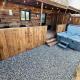 The Hideaway Cabin with Hot Tub Naas - Foto 1