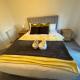 5 Town centre, entire flat, free parking king bed, Huntingdon