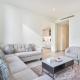 STAY BY LATINEM Luxury 1BR Holiday Home CVG 710 Near Burj Khalifa, Dubai - Foto 1