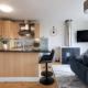 Modern 2 Bedroom, 2 Bathroom Apartment in Central Belfast, Sleeps 6 with Parking Included - Zdjęcie 1