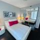 Cozy private room and bathroom in prime location with rooftop views 30 day stays or more, Los Angeles - Foto 1
