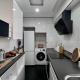 Cool, Modern and Snug 3BR Apartment Peachy Stays, Малага - Фото 3