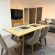 Elegance meets Comfort Free Parking Wifi Netflix and Ensuite Bathrooms