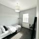 Luxury 5 bed Salford home free parking, Manchester - Photo 3