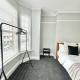 Luxury 5 bed Salford home free parking, Manchester - Photo 6