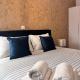 Modern Athens Escape - Queen Bed & Metro Access, Athen - Foto 8