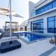 Overlooking Pool, Mountain and Sea 6BR Villa with Two Assistant Room, Heated Pool, BBQ Area, Al Dana Island, Fujairah by Deluxe Holiday Homes, Fudžajra - Fotografie 3