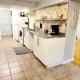 Charming Basement Studio Bathroom Full Kitchen, Toronto (zdjęcie 8)
