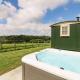Harmony Hut Hot Tub 2 miles from beach,in rural setting Bude Cornwall Stratton - Photo 5
