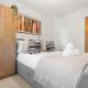 Modern 2-Bedroom Apartment at The Postbox, Family-Friendly, Wi-Fi Included, Sleeps 4