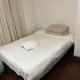 6 beds including 4 double beds and 2 single sofa beds in 1 bedroom and 1 living room apartment, Окленд - Фото 9