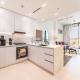 High-Rise 1BR with Community View and Large Balcony Near the Parks, Binghatti Amber, Jumeirah Village Circle by Deluxe Holiday Homes, Dubaï - Photo 7