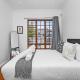 Spacious Claremont Home with Pool Fireplace, Кейптаун - Фото 6
