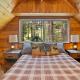 Rainier's Iconic Cabin with Forest Views & Hot Tub Ashford - Foto 10