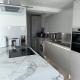 Modern four bedroom semi-detached house with off street parking 8 min drive to Wembley stadium, 5 miles to Central London, Londýn - Fotografie 3