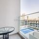 Pool View Studio with Balcony Close to Mall, Concept 7 Residences, Jumeirah Village Circle by Deluxe Holiday Homes, Dubaj - Fotografie 3
