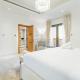 Near the Beach 4BR Villa with Assistant's Room, Minutes Away from the Mall and Monorail, Canal Cove, Palm Jumeirah by Deluxe Holiday Homes, Dubaï - Photo 4