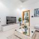 Near the Beach 4BR Villa with Assistant's Room, Minutes Away from the Mall and Monorail, Canal Cove, Palm Jumeirah by Deluxe Holiday Homes, Dubaï - Photo 5