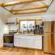 Tiny Home w/ Deck & Mtn Views in Lake Arrowhead!, Lake Arrowhead (Foto 2)