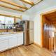Tiny Home w/ Deck & Mtn Views in Lake Arrowhead!, Lake Arrowhead (Foto 8)