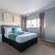 Clicketts - 3-Bedroom, Full Entire House, Sleeps 6 guests, Free wifi, Street Parking, Smart TV, Basildon, Essex London - Foto 1