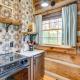 Hot Tub, Fire Pit and Creek Access Whittier Cabin!, Whittier (fotografie 9)