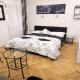 Black & White Apartment Prague by Wenceslas Square and Muzeum, Praha - Fotografie 1