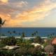 Kailani Kona-Ocean view, top floor Downtown w pool