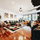 4BR Modern Art Villa with Free Wi-Fi Netflix Vinyl, Bangkok - Photo 2
