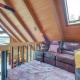 Deck, Mountain Views Colorful Retreat in Vernon!, Vernon (foto 2)