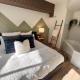 Three Peaks Getaway Jacuzzi Suite - sleeps 4