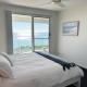 3 Bedroom Beachfront Penthouse with Epic Rooftop & Ocean Views, Pialba (Foto 10)