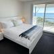 3 Bedroom Beachfront Penthouse with Epic Rooftop & Ocean Views, Pialba (Foto 9)